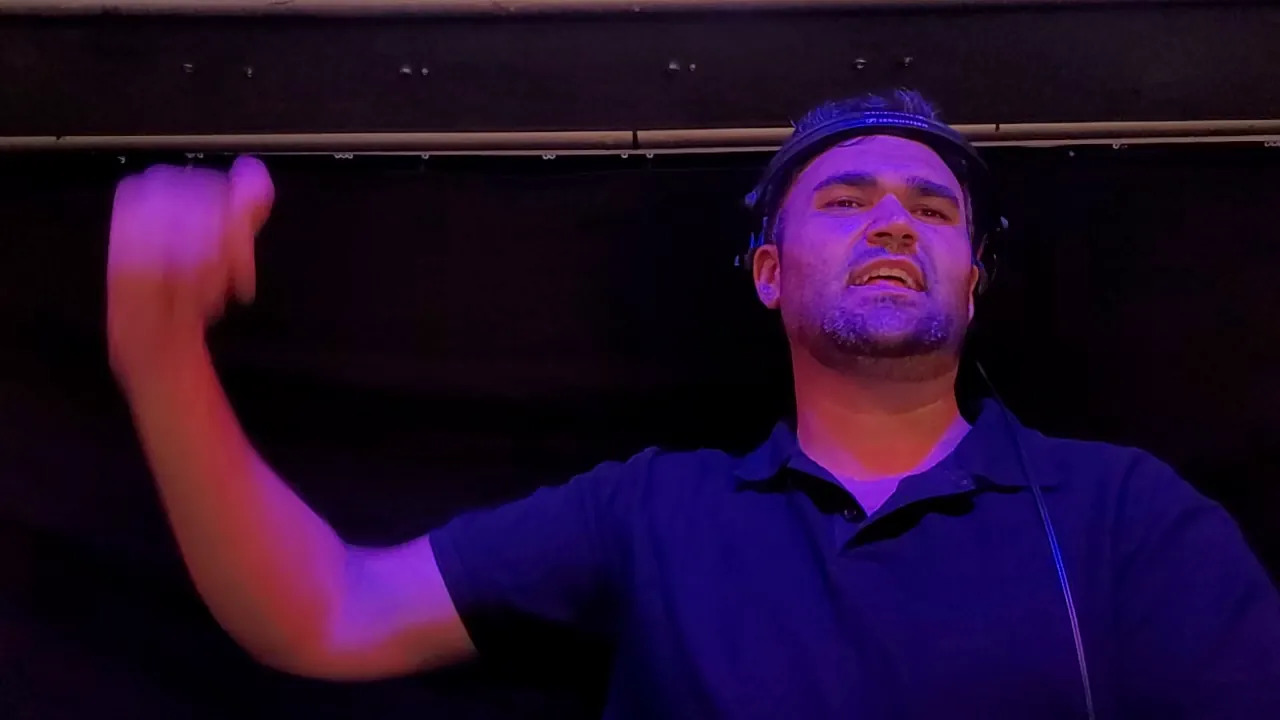 IWARO actuando bajo luces violetas