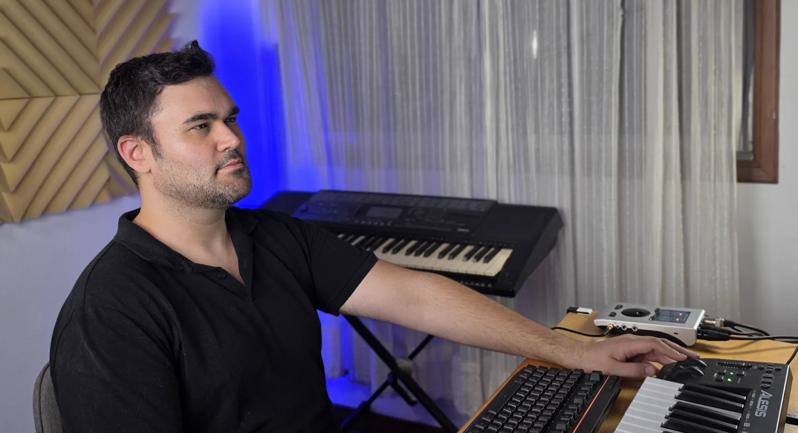 IWARO en su estudio de producción